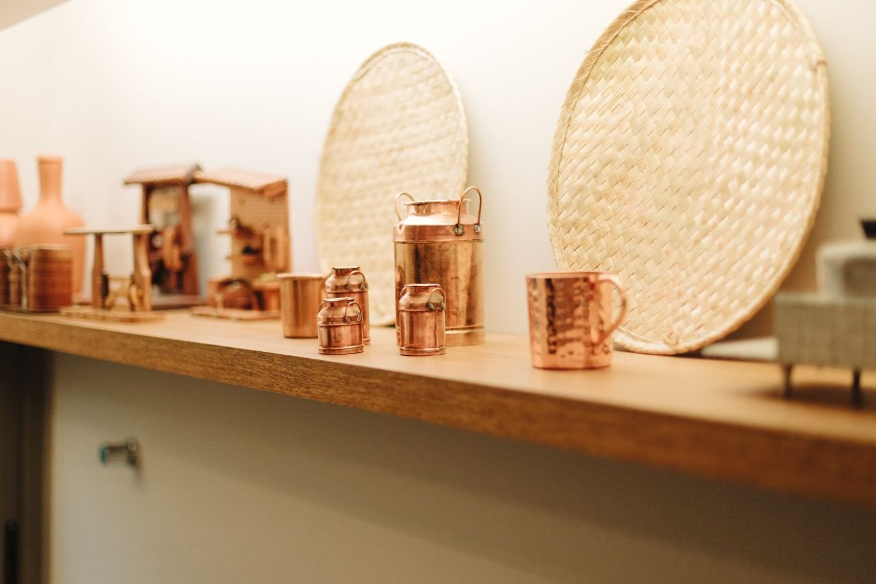 Detalhes em cobre e artesanato regional